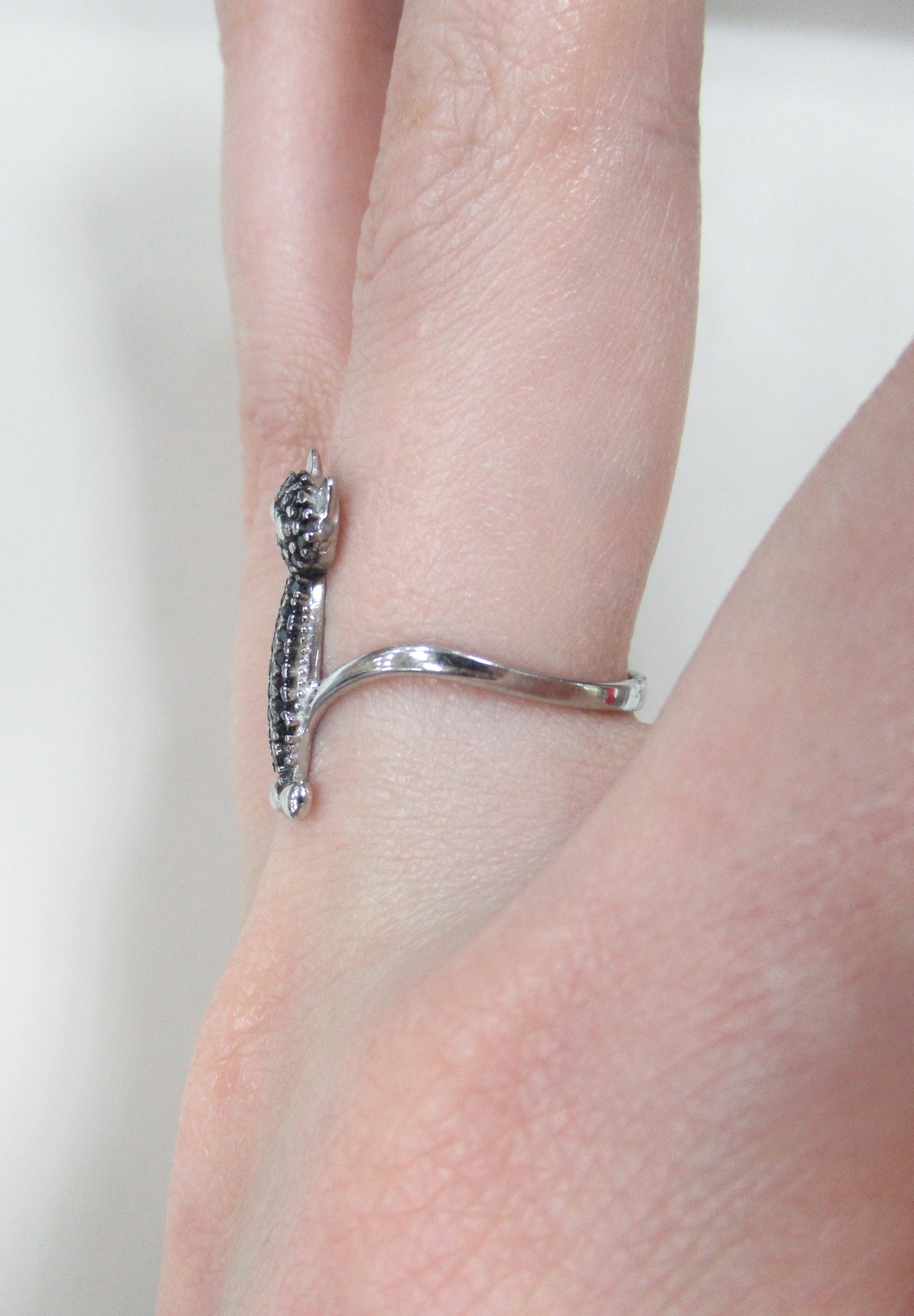 Серебряное кольцо со шпинелью "Кошка"